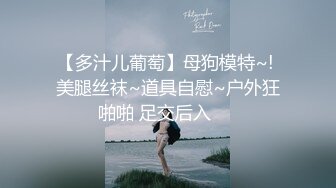 被熟女小姨按在床上从头舔到鸡巴菊花调情，鸡儿硬得不行了直接插入小姨的骚穴内射败火！