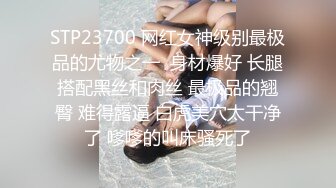 野性小美女露脸燃情大秀，一个人蹲在地上吸着小烟，不停的扣弄骚穴，高潮喷水不断给狼友看特写逼逼水嫩光滑