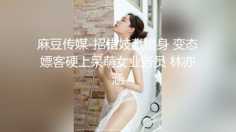  长相文静极品美臀妹子居家激情啪啪，连体开档网袜骑乘猛操大屁股，边操边用震动棒摩擦阴蒂