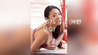 【新片速遞】 路边公厕全景偷拍两位出来散步的美女❤️非常漂亮的极品鲍鱼