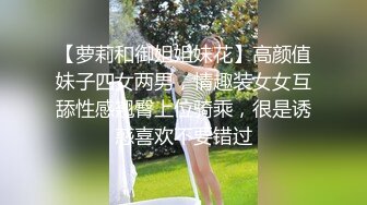  牛仔短裤大长腿贫乳美女和炮友居家啪啪，近距离特写交舔屌