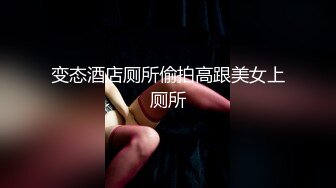 孕妇的寂寞谁能懂跟大哥户外漏着奶子骑摩托兜风真骚啊，回到家迫不及待吃起了鸡巴，被大哥压在身下爆草抽插