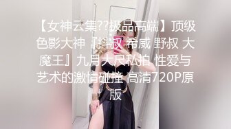 金发清纯00后嫩妹吊带黑丝格外诱人，张开双腿极品嫩穴，翘起屁股对着镜头晃动，抬起双腿肥穴看的清楚