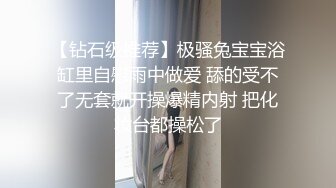 G奶无毛美穴近日刚播网红妹，高颜值性感吊带黑丝，翘起双腿特写，掰开小穴假屌抽插，跪着扭动圆润美臀，看着更是诱人