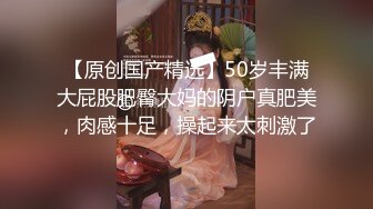 网红脸吊带裙小姐姐 去KTV玩在楼下被抄底穿着微透白内，侧面露毛估计之前刮过毛新长出来的毛从内裤正面顶出来了