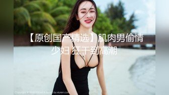 清纯嫩妹子穿着紫色情趣内衣，脱掉内裤给看屄屄特写，揉波波诱惑