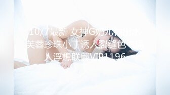   奇葩母女双人秀漂亮妹子带妈妈一起下海，自摸骚逼，观众要求看你妈逼，翘起屁股看骚穴，撩起衣服揉捏奶子