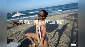 尾随妹子进女厕偷窥为了拍脸被眼镜美女发现了仔细观摩好一会儿，幸好没有喊人！