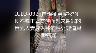 大胆牛人尾随偷拍回家的 性感连衣短裙高跟长腿美艳少妇在她儿子面前将手机直接塞裙底开电筒拍非常刺激