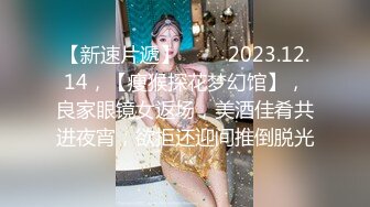 《居家摄像头破解》中年大叔一边操白嫩的老婆一边拍