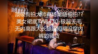   漂亮女友 身材不错 晚上睡不着 起来做做运动 男友就跟着捣乱 一摸全是淫水 被无套输出 内射