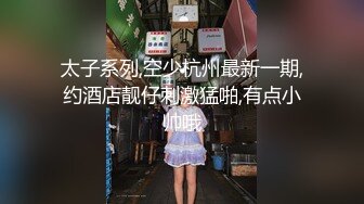 湖南某学院极品美臀反差女【胡X玲】与校男友同居不雅露脸自拍~蜂腰大屁股