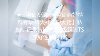 耐不住手嘴并用的女友 蹭着她的乳头射啊射