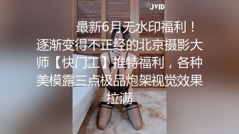 无毛翘臀骚货臀翘的这么高，最后还要吃下去