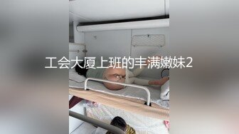 漂亮淫妻 他鸡吧太大了 我不敢全部插入 你射太多了几天没射了 给他舔干净