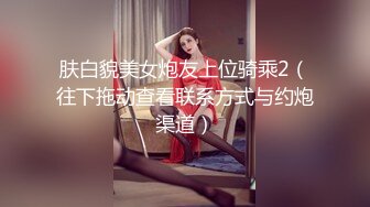 年轻貌美的气质长发美女和朋友一起去群趴