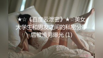 尝试操两个极品御姐，谁料第一个妹子太勾人，第二个制服美女只好舔吸把玩