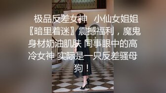 镜子前欣赏老婆