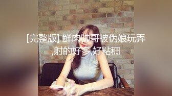 我开着拖拉机两小伙搞骚熟女，吸奶扣穴小伙齐上场，正入抽插抬腿后入猛操，干的太猛差点翻下床