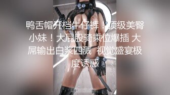 吃掉甜甜圈大白美乳妹子大黑牛自慰诱惑，特写大黑牛头部插入掰穴手指扣弄