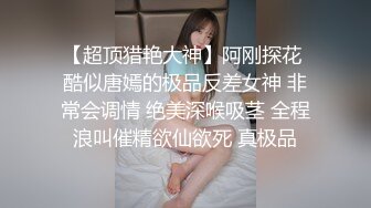 射在她乳房上的感觉让她非常兴奋，她忍不住开始在地板上自慰。