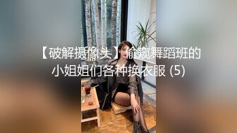 小美女给大老黑舔弄大驴鸡巴是种什么体验，国际交流群P激情啪啪大秀直播，几个亚裔妞被大老黑爆草蹂躏，吃奶玩逼精彩又刺激