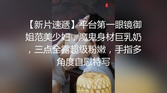 豹纹黑丝小姐姐露脸跟两位小哥激情啪啪3P玩耍，露脸口交大鸡巴深喉啪在小哥身下让人后入草穴，主动上位抽插