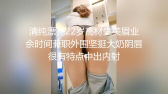 电影院女厕偷窥男朋友一起陪着上厕所美女的大黑鲍