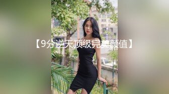   新来的黑丝露脸情趣人妻跟胖哥激情啪啪，亲着小嘴撸着鸡巴