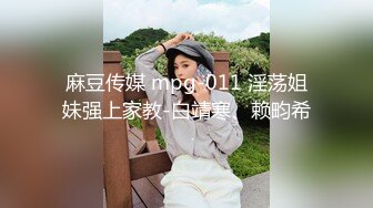 最新厕所偷窥高挑身材美女尿尿