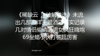 两个小骚逼快被大哥们玩坏了，床上的淫乱男女，揉奶玩逼道具抽插，口交大鸡巴让大哥舔逼，淫声荡语激情上位