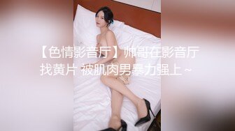 黑丝长腿骚货让她跪舔吸吊在地上爬 爆草猛抠小骚逼喷了一床的淫水