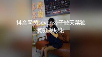 两个纹身骚女互相舌吻，吃对方口水吃到饱，舌尖伸进屁眼里面舔