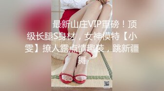 厕拍大神潜入美容医院女厕后拍美女上厕所❤️样子斯文的眼镜护士小姐姐