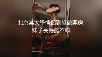 烈焰红唇花臂纹身美乳小姐姐，脱掉衣服扭动细腰，坐在椅子上振动棒插穴