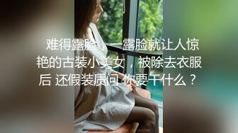   小骚逼露脸洗干净了伺候小哥哥诱惑狼友，舔鸡巴的样子好骚吸蛋蛋，深喉抽插