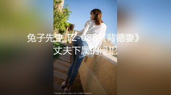 洗浴会所保安躲藏 在排气扇通风口附近手持偷拍女浴客洗澡貌似有几个身材还可以