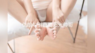 大妈好狂野穿着女仆装逼带大铁链