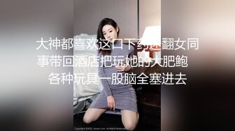  幸福老哥啪啪00后嫩妹子边操旁边还有个妹子舔奶，掀开被子上位骑乘后入抽插童颜大奶