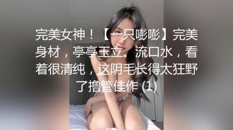 公司厕所偷拍美女下属脱了文胸让领导玩奶，一边给领导吹箫打飞机