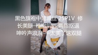 离异多年的朋友妈妈一边被后入爆操，一边和相亲对象聊着天，肥逼包裹的太紧，几次都差点射出来，太刺激了