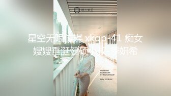 舞艺吧美女模特Miss妶子宾馆大尺度私拍人体开裆黑丝对着镜头扭臀晃腰摄影师咸猪手掰开阴唇边拍边聊天