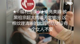 可爱的师大小师妹生活照与男友竖起中指