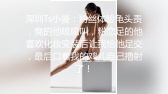 长卷发轻熟女红色睡衣性感红色丝袜丰满翘臀，撅起屁股特写私处，水很多骚的很扣穴