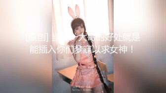 牛仔裤妹子，近距离特写掰穴椅子上跪着猛操