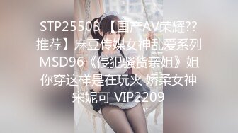 《魔手外购极品CP》美女众多女厕近景后位偸拍数位小姐姐方便，全是大翘臀菊花蜜洞清晰可见，尿声响亮