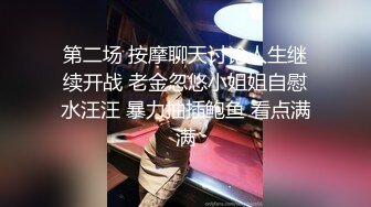 颜值小婊妹露脸，撅着屁股给狼友看逼里塞个AV棒自慰，长相清纯奶子翘挺非常敬业的女主播吃着外卖还自慰