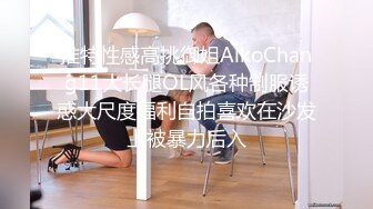 顏值妹子特寫逼逼上廁所尿尿，出租屋裏絲襪美腿和男友無套啪啪，姿勢很多